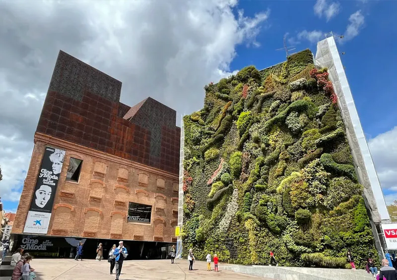 Exterior del CaixaForum Madrid, sede del evento sobre dislexia del 9 de mayo